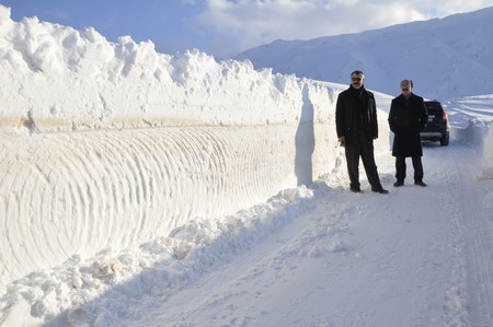Yüksekova'da kapalı köy yolları açılıyor