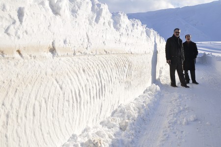 Yüksekova'da kapalı köy yolları açılıyor