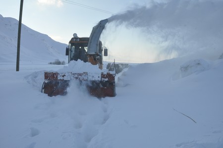 Yüksekova'da kapalı köy yolları açılıyor