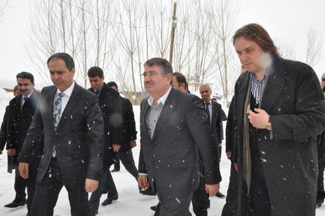 İçişleri Bakanı İdris Naim Şahin, Hakkari'deki incelemelerin ardından Yüksekova ilçesine geldi