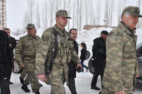 İçişleri Bakanı İdris Naim Şahin, Hakkari'deki incelemelerin ardından Yüksekova ilçesine geldi