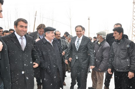 İçişleri Bakanı İdris Naim Şahin, Hakkari'deki incelemelerin ardından Yüksekova ilçesine geldi