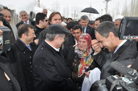 İçişleri Bakanı İdris Naim Şahin, Hakkari'deki incelemelerin ardından Yüksekova ilçesine geldi