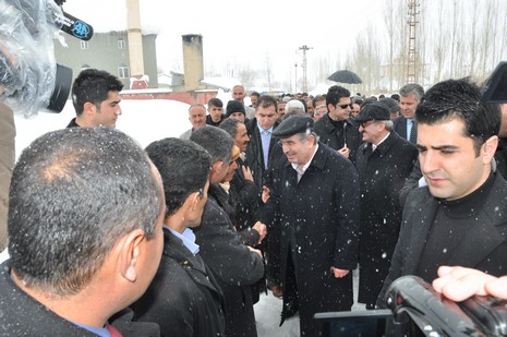 İçişleri Bakanı İdris Naim Şahin, Hakkari'deki incelemelerin ardından Yüksekova ilçesine geldi