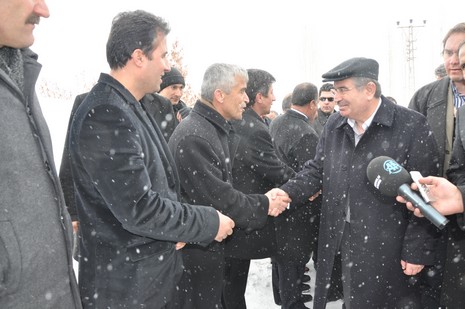 İçişleri Bakanı İdris Naim Şahin, Hakkari'deki incelemelerin ardından Yüksekova ilçesine geldi
