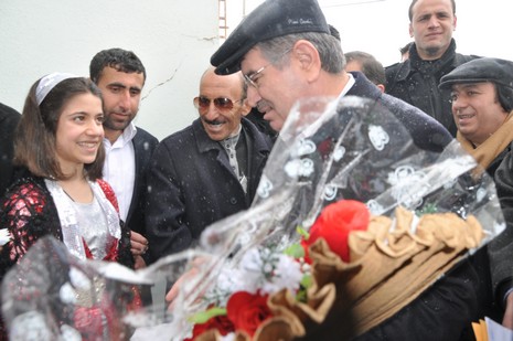 İçişleri Bakanı İdris Naim Şahin, Hakkari'deki incelemelerin ardından Yüksekova ilçesine geldi