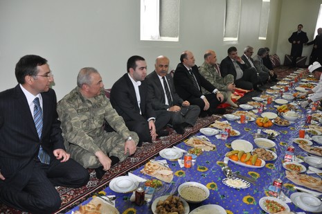 İçişleri Bakanı İdris Naim Şahin, Hakkari'deki incelemelerin ardından Yüksekova ilçesine geldi