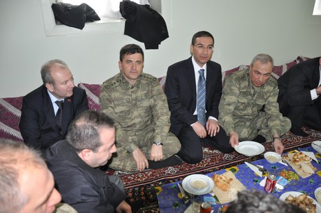 İçişleri Bakanı İdris Naim Şahin, Hakkari'deki incelemelerin ardından Yüksekova ilçesine geldi