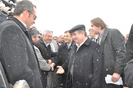 İçişleri Bakanı İdris Naim Şahin, Hakkari'deki incelemelerin ardından Yüksekova ilçesine geldi