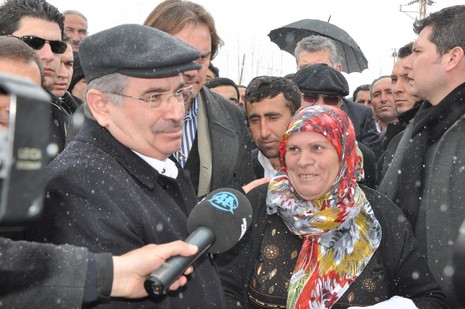 İçişleri Bakanı İdris Naim Şahin, Hakkari'deki incelemelerin ardından Yüksekova ilçesine geldi