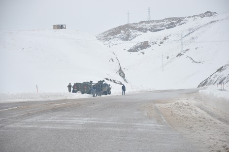 İçişleri Bakanı İdris Naim Şahin, Hakkari'deki incelemelerin ardından Yüksekova ilçesine geldi