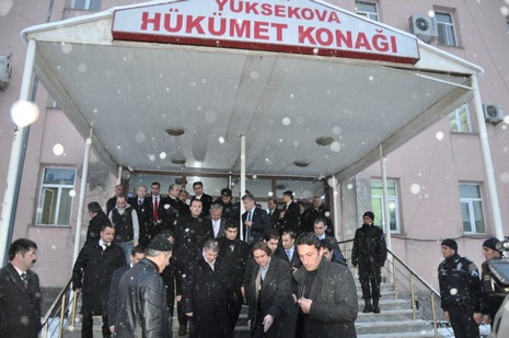 İçişleri Bakanı İdris Naim Şahin, Hakkari'deki incelemelerin ardından Yüksekova ilçesine geldi