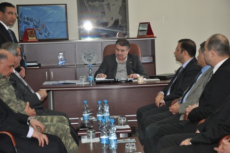 İçişleri Bakanı İdris Naim Şahin, Hakkari'deki incelemelerin ardından Yüksekova ilçesine geldi