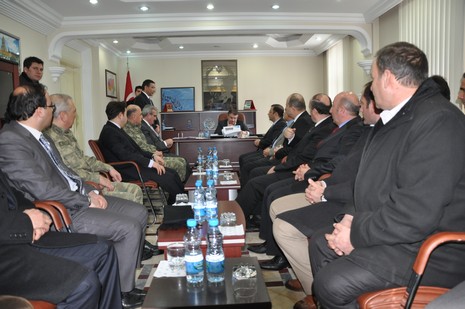 İçişleri Bakanı İdris Naim Şahin, Hakkari'deki incelemelerin ardından Yüksekova ilçesine geldi