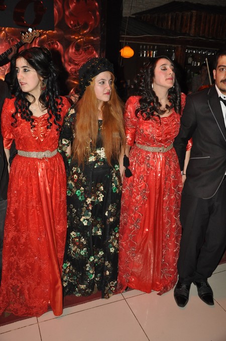 Hakkari'nin Yüksekova ilçesinde Boğaziçi Dershanesi öğrencileri, düzenledikleri etkinlikte stres attı.