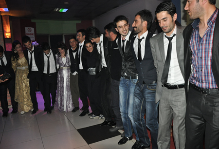 Hakkari'nin Yüksekova ilçesinde Boğaziçi Dershanesi öğrencileri, düzenledikleri etkinlikte stres attı.