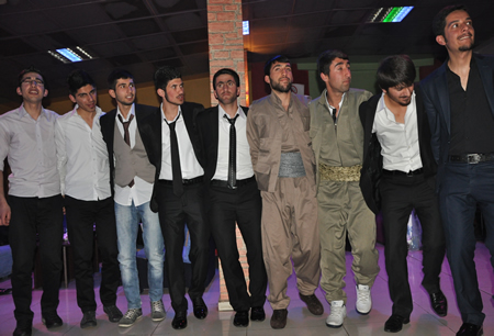 Hakkari'nin Yüksekova ilçesinde Boğaziçi Dershanesi öğrencileri, düzenledikleri etkinlikte stres attı.