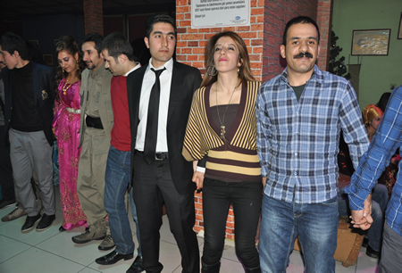 Hakkari'nin Yüksekova ilçesinde Boğaziçi Dershanesi öğrencileri, düzenledikleri etkinlikte stres attı.