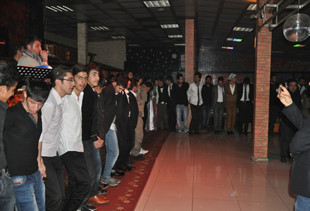 Hakkari'nin Yüksekova ilçesinde Boğaziçi Dershanesi öğrencileri, düzenledikleri etkinlikte stres attı.