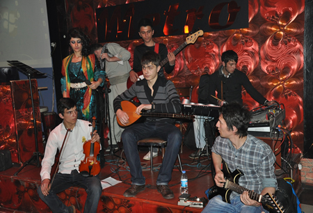 Hakkari'nin Yüksekova ilçesinde Boğaziçi Dershanesi öğrencileri, düzenledikleri etkinlikte stres attı.