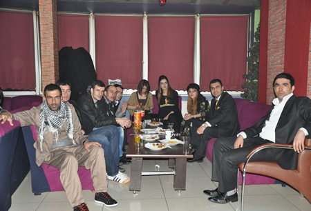 Hakkari'nin Yüksekova ilçesinde Boğaziçi Dershanesi öğrencileri, düzenledikleri etkinlikte stres attı.