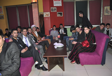 Hakkari'nin Yüksekova ilçesinde Boğaziçi Dershanesi öğrencileri, düzenledikleri etkinlikte stres attı.