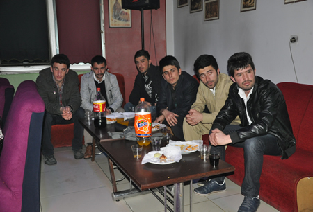 Hakkari'nin Yüksekova ilçesinde Boğaziçi Dershanesi öğrencileri, düzenledikleri etkinlikte stres attı.