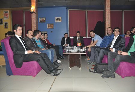 Hakkari'nin Yüksekova ilçesinde Boğaziçi Dershanesi öğrencileri, düzenledikleri etkinlikte stres attı.