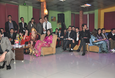 Hakkari'nin Yüksekova ilçesinde Boğaziçi Dershanesi öğrencileri, düzenledikleri etkinlikte stres attı.