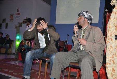 Hakkari'nin Yüksekova ilçesinde Boğaziçi Dershanesi öğrencileri, düzenledikleri etkinlikte stres attı.