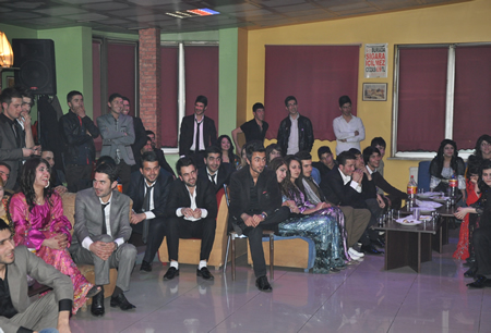 Hakkari'nin Yüksekova ilçesinde Boğaziçi Dershanesi öğrencileri, düzenledikleri etkinlikte stres attı.