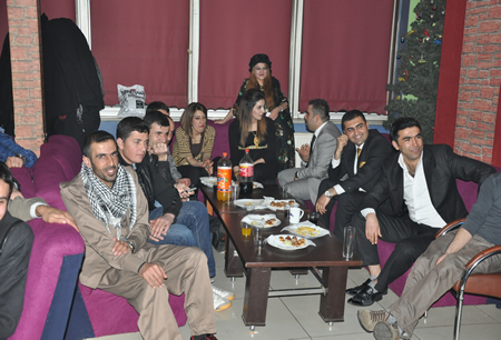 Hakkari'nin Yüksekova ilçesinde Boğaziçi Dershanesi öğrencileri, düzenledikleri etkinlikte stres attı.