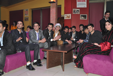 Hakkari'nin Yüksekova ilçesinde Boğaziçi Dershanesi öğrencileri, düzenledikleri etkinlikte stres attı.