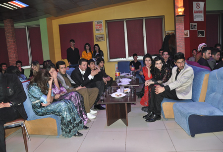 Hakkari'nin Yüksekova ilçesinde Boğaziçi Dershanesi öğrencileri, düzenledikleri etkinlikte stres attı.