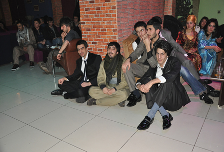 Hakkari'nin Yüksekova ilçesinde Boğaziçi Dershanesi öğrencileri, düzenledikleri etkinlikte stres attı.