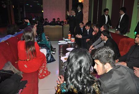 Hakkari'nin Yüksekova ilçesinde Boğaziçi Dershanesi öğrencileri, düzenledikleri etkinlikte stres attı.