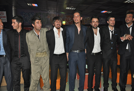 Hakkari'nin Yüksekova ilçesinde Boğaziçi Dershanesi öğrencileri, düzenledikleri etkinlikte stres attı.