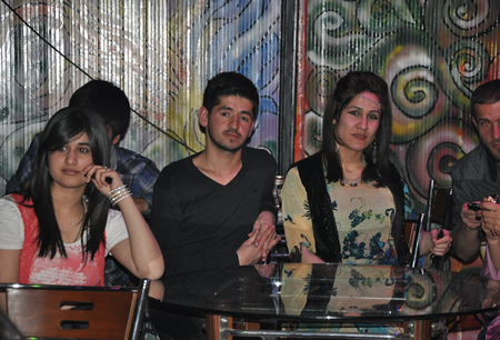 Hakkari'nin Yüksekova ilçesinde Boğaziçi Dershanesi öğrencileri, düzenledikleri etkinlikte stres attı.