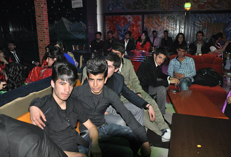 Hakkari'nin Yüksekova ilçesinde Boğaziçi Dershanesi öğrencileri, düzenledikleri etkinlikte stres attı.