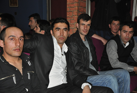 Hakkari'nin Yüksekova ilçesinde Boğaziçi Dershanesi öğrencileri, düzenledikleri etkinlikte stres attı.