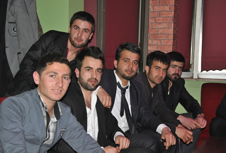 Hakkari'nin Yüksekova ilçesinde Boğaziçi Dershanesi öğrencileri, düzenledikleri etkinlikte stres attı.