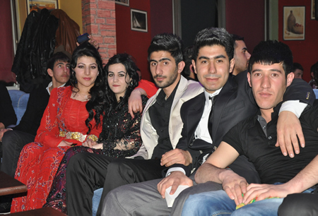 Hakkari'nin Yüksekova ilçesinde Boğaziçi Dershanesi öğrencileri, düzenledikleri etkinlikte stres attı.