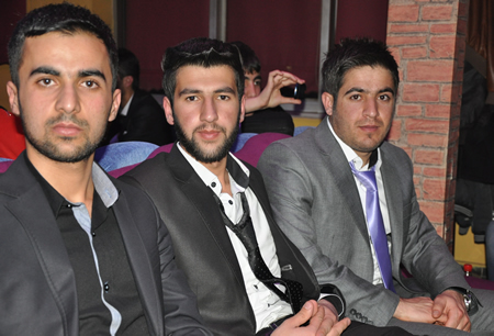 Hakkari'nin Yüksekova ilçesinde Boğaziçi Dershanesi öğrencileri, düzenledikleri etkinlikte stres attı.