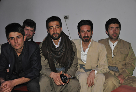 Hakkari'nin Yüksekova ilçesinde Boğaziçi Dershanesi öğrencileri, düzenledikleri etkinlikte stres attı.