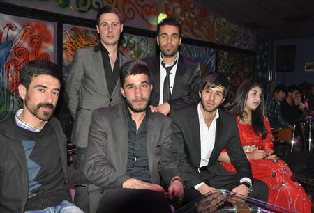 Hakkari'nin Yüksekova ilçesinde Boğaziçi Dershanesi öğrencileri, düzenledikleri etkinlikte stres attı.