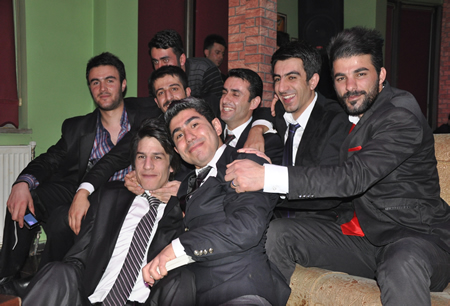 Hakkari'nin Yüksekova ilçesinde Boğaziçi Dershanesi öğrencileri, düzenledikleri etkinlikte stres attı.