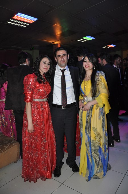 Hakkari'nin Yüksekova ilçesinde Boğaziçi Dershanesi öğrencileri, düzenledikleri etkinlikte stres attı.