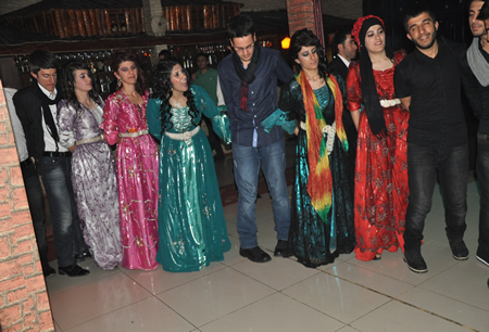 Hakkari'nin Yüksekova ilçesinde Boğaziçi Dershanesi öğrencileri, düzenledikleri etkinlikte stres attı.