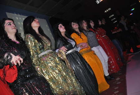 Hakkari'nin Yüksekova ilçesinde Boğaziçi Dershanesi öğrencileri, düzenledikleri etkinlikte stres attı.