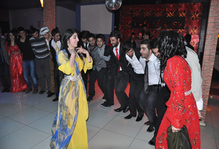 Hakkari'nin Yüksekova ilçesinde Boğaziçi Dershanesi öğrencileri, düzenledikleri etkinlikte stres attı.